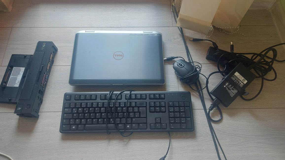 Laptop Dell Latitude cu accesorii