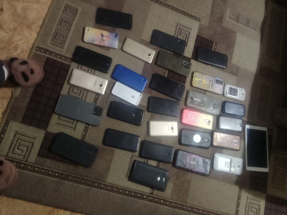 Продам телефоны.