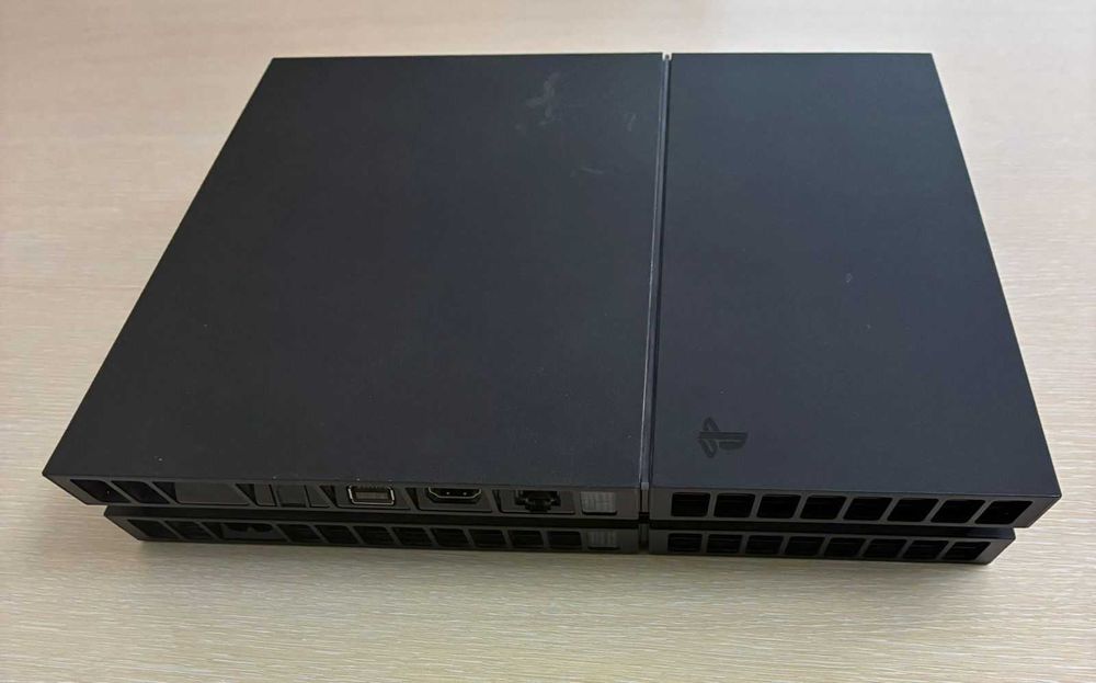 Продавам PlayStation 4 (1 TB) комплект