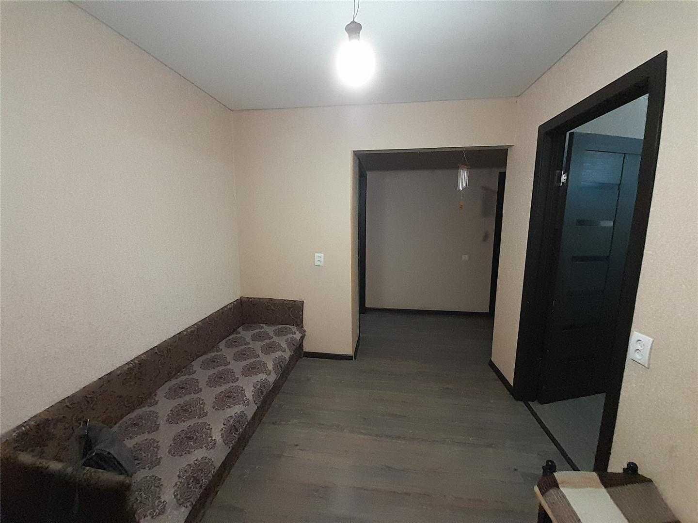 Продам 3комн квартиру студию , на 8 мкр. 1 кольцо.  2/5эт.