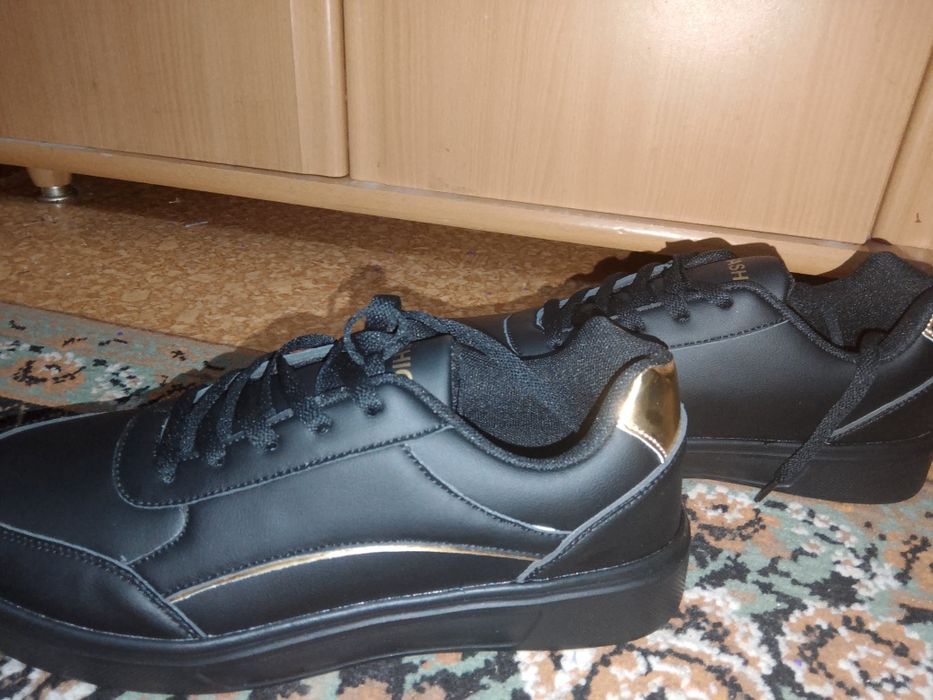 Продам кроссовки