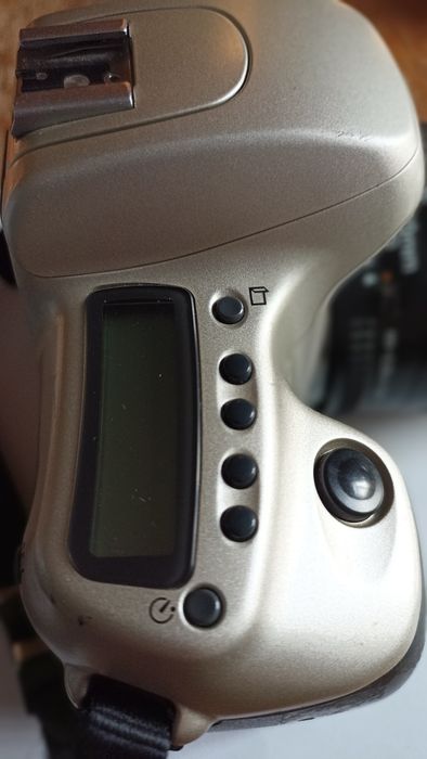 Aparat foto Nikon F50 pe film