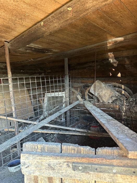 Grajd din  lemne vechi , anexa gospodărească