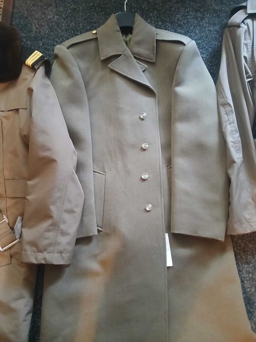 Vand haine militare pentru oras si gala.