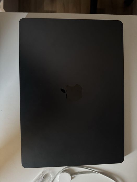 MacBook Air 13 M3 (2024).16GB/256GB. Midnight. Гаранция. Като нов