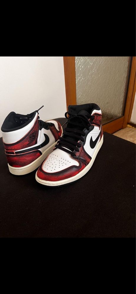 Jordan 1 mid Special edition se