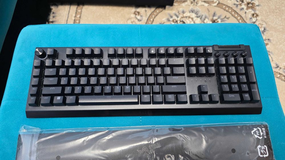Vand tastatura Razer Blackwidow V4 Pro - aproape noua!