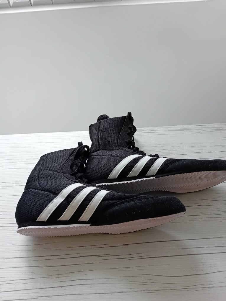 Обувки на Adidas за тренировки по бокс
