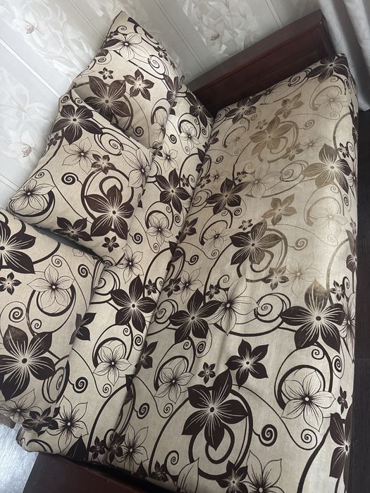 Диван с подушками