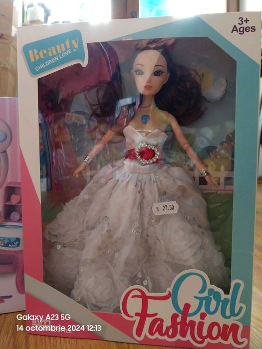 Papusa noua in cutie