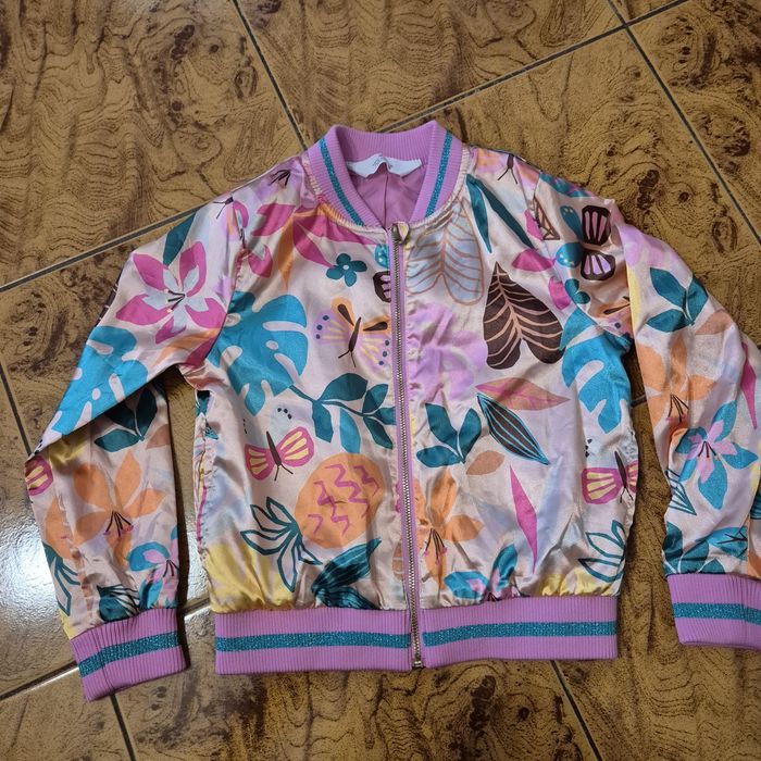 Яке за момиченце.Шарено и красиво.