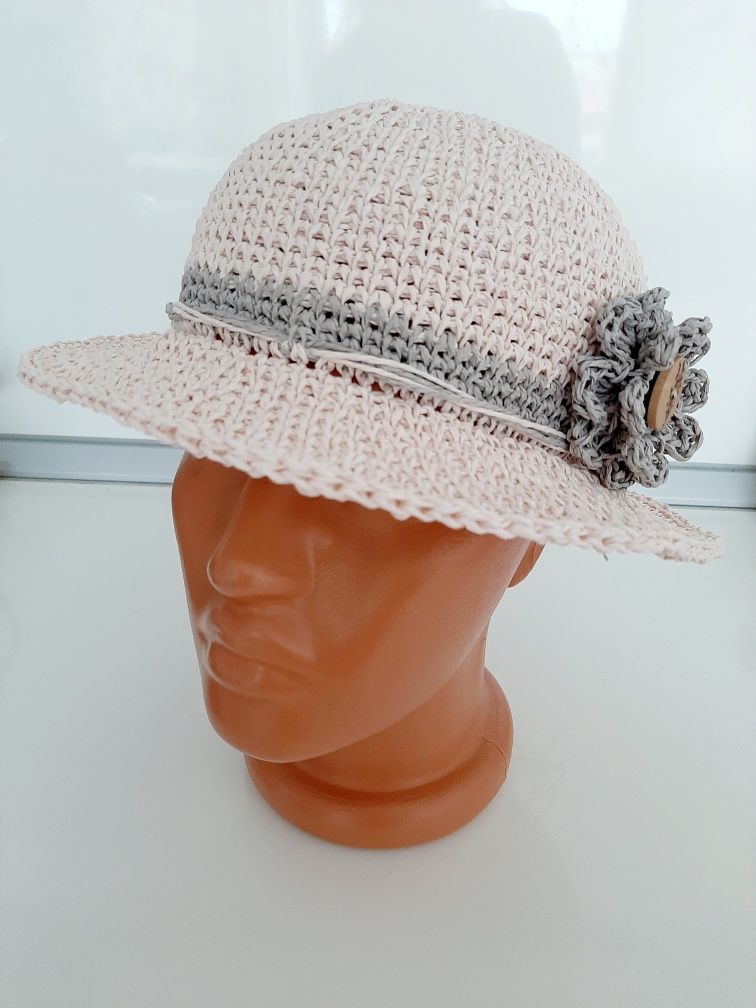 Плетена лятна шапка от рафия