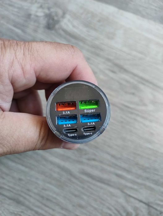 Автомобилно зарядно за телефон с волтметър за автомобили