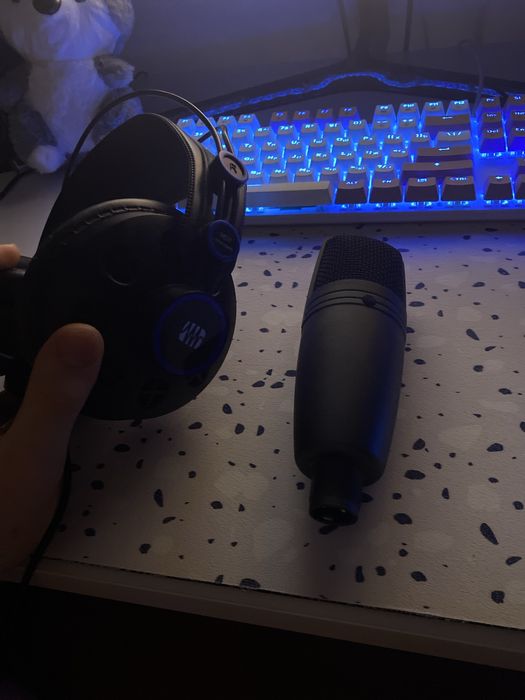 микрофон и наушникм