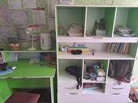 Парта и книжный шкаф  в детскую комнату