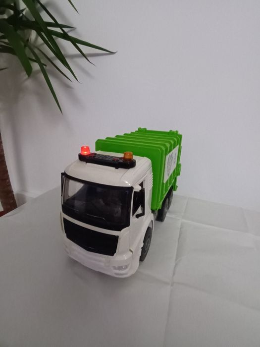 Escavator si masina de salubrizare