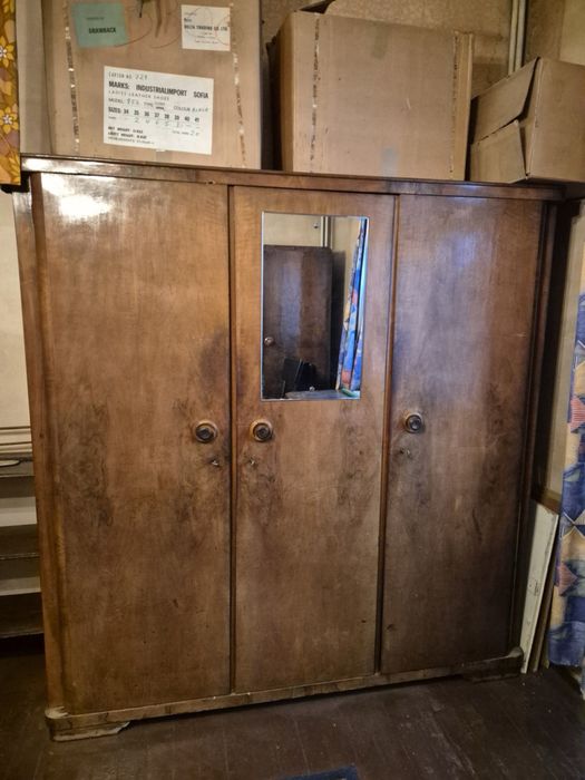 Мебели от дърво-гардероби, секции, бюро и маса