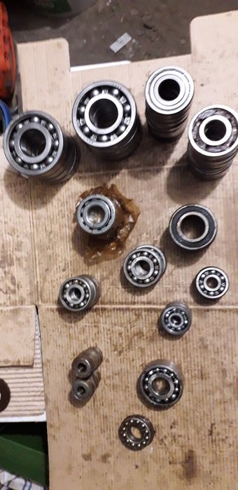 Vand rulmenti tipurile si seriile descrise in anunt.