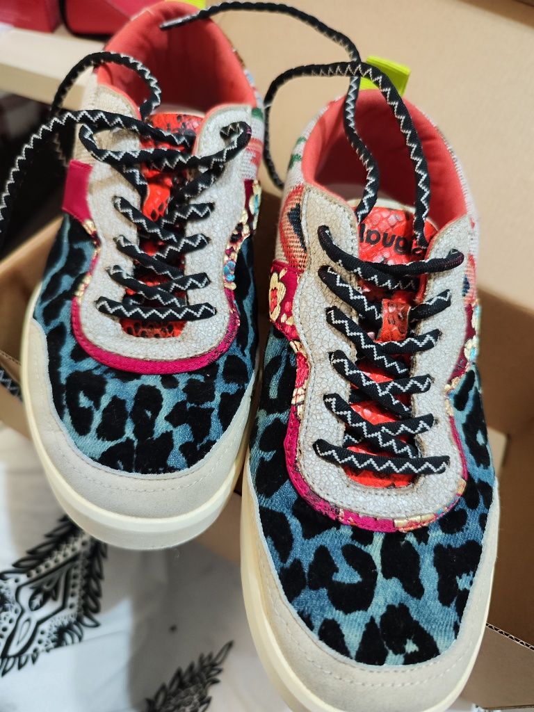 Desigual fancy crazy patch, 39 дамски кецове

Дамски кецове