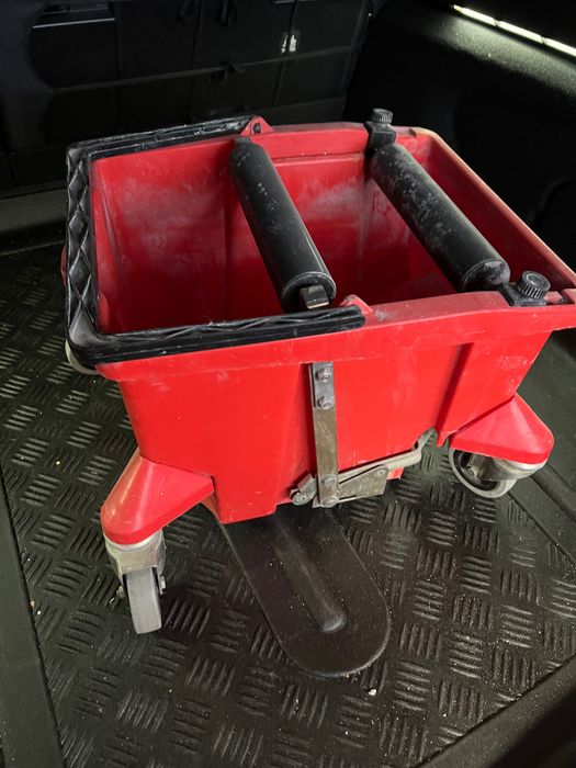 Găleată profesională roșie cu roți și role de stoarcere