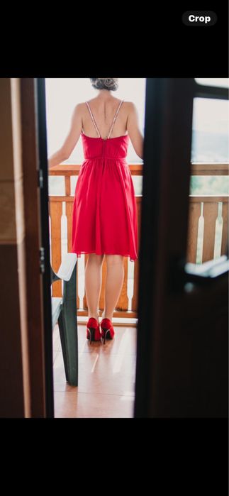 Елегантна червена рокля с камъни