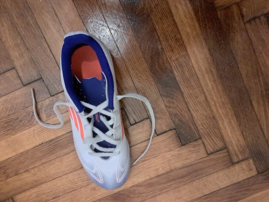 ghete adidas model F50 (Messi)