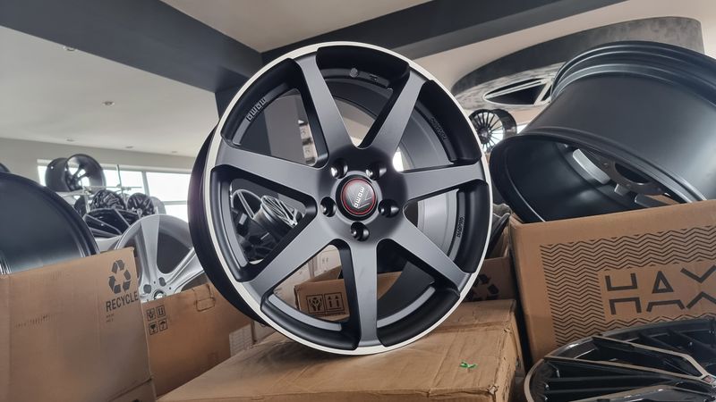 18цола MOMO 5x114.3/5х114.3 Toyota,Nissan,Tesla