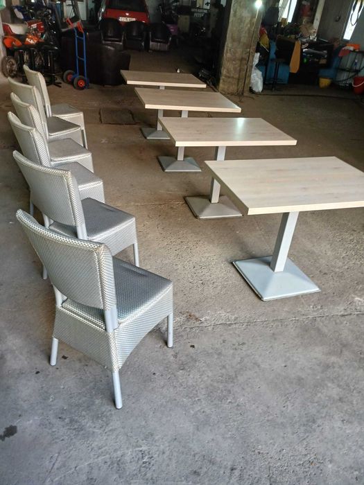 Mobilier : mese, canalpee, scaune