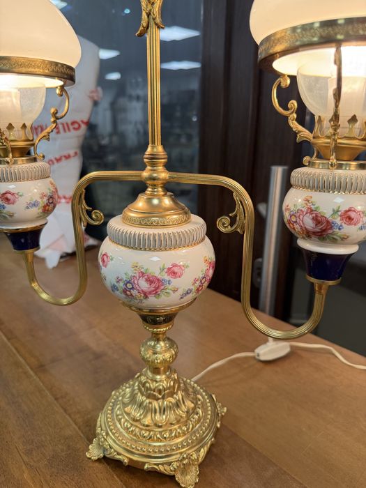 Doua lampi deosebite din bronz si portelan pictat cu abajur din sticla