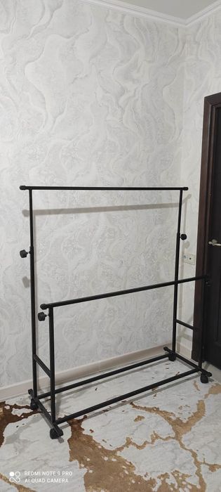 Продаётся напольная вешалка для одежды