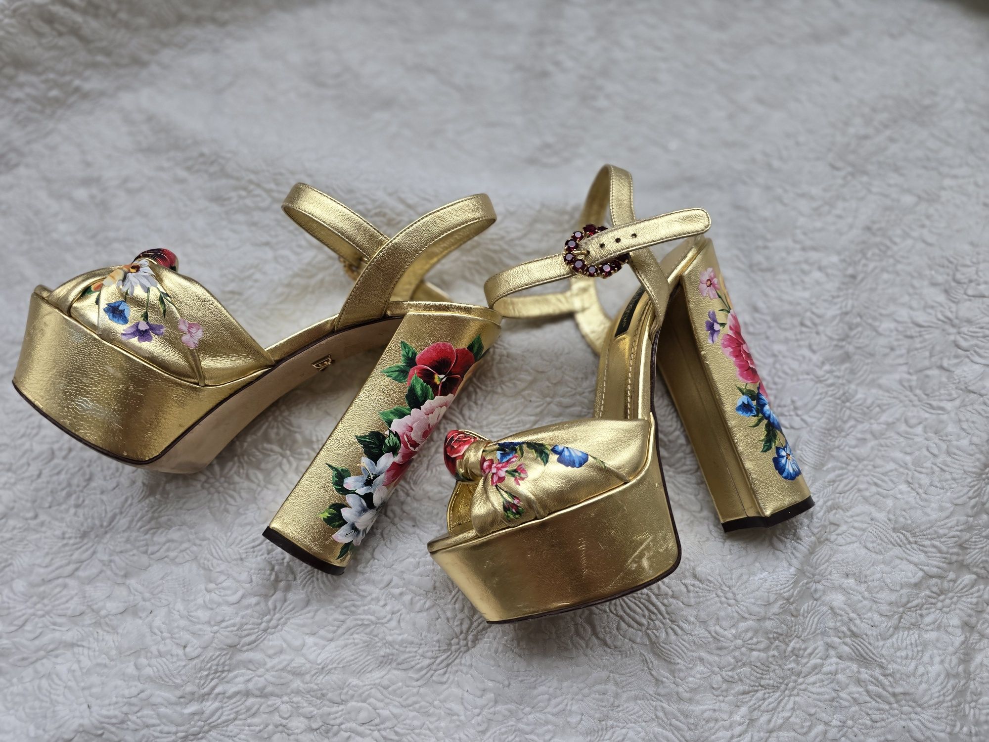 Дамски златисти оригинални сандали Dolce&Gabanna