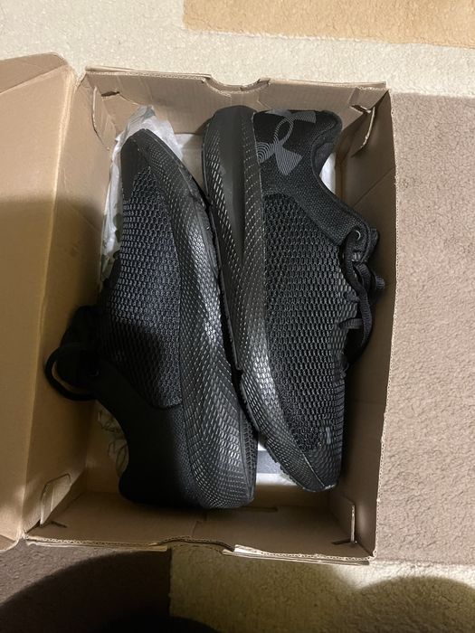 Adidasi Under Amour negri nr. 40.5