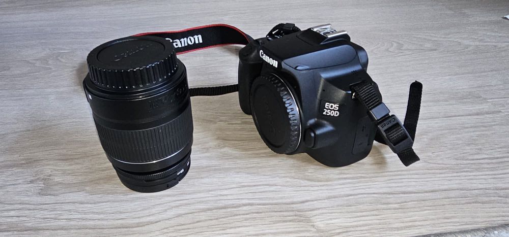 Aparat foto Canon 250d plus obiectiv kit,impecabil ca nou.