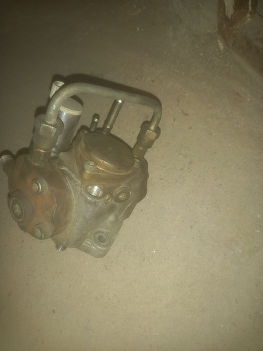 Помпа на Тойота авенсис т25 дизел.