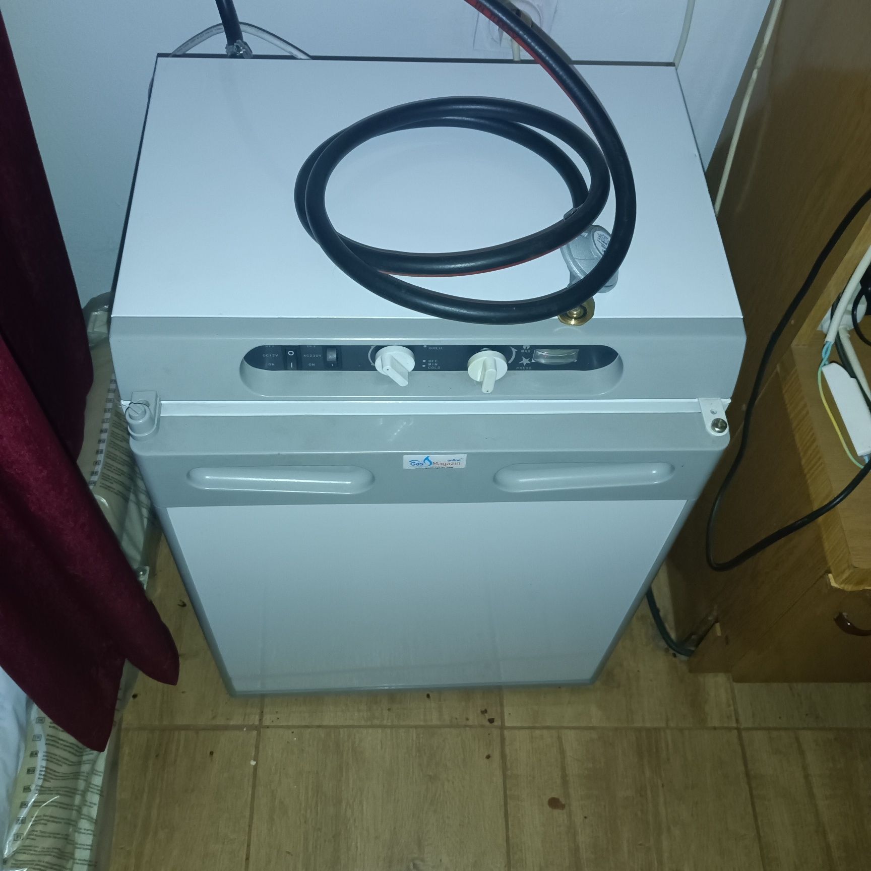 Мини хладилник на газ,  12V, 220V