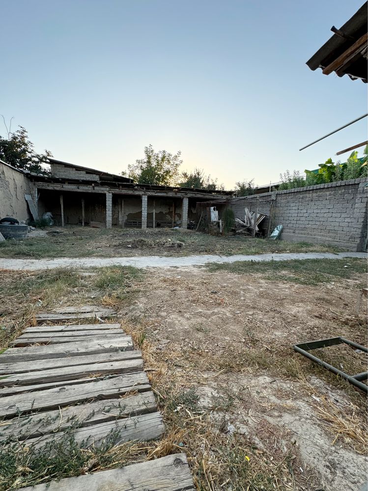 Qum arq Maxallada 1.5 sotix yer sotiladi zor joyda