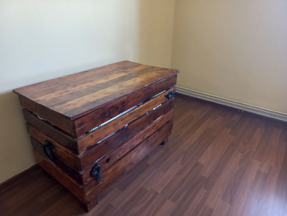 Vând pat lemn masiv, dimensiuni saltea 180x200