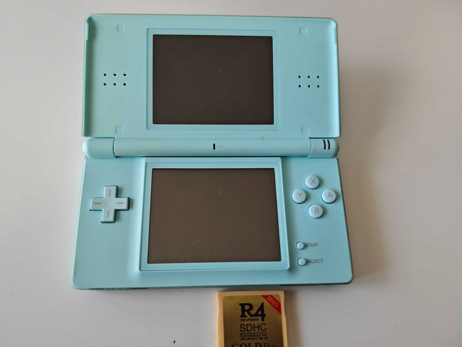 Nintendo DS Lite - качени много игри