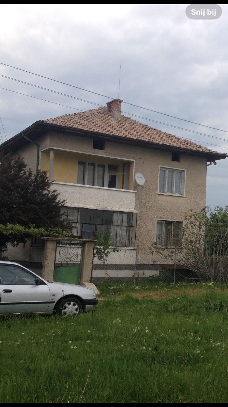 Продавам масивна двуетажна къща
