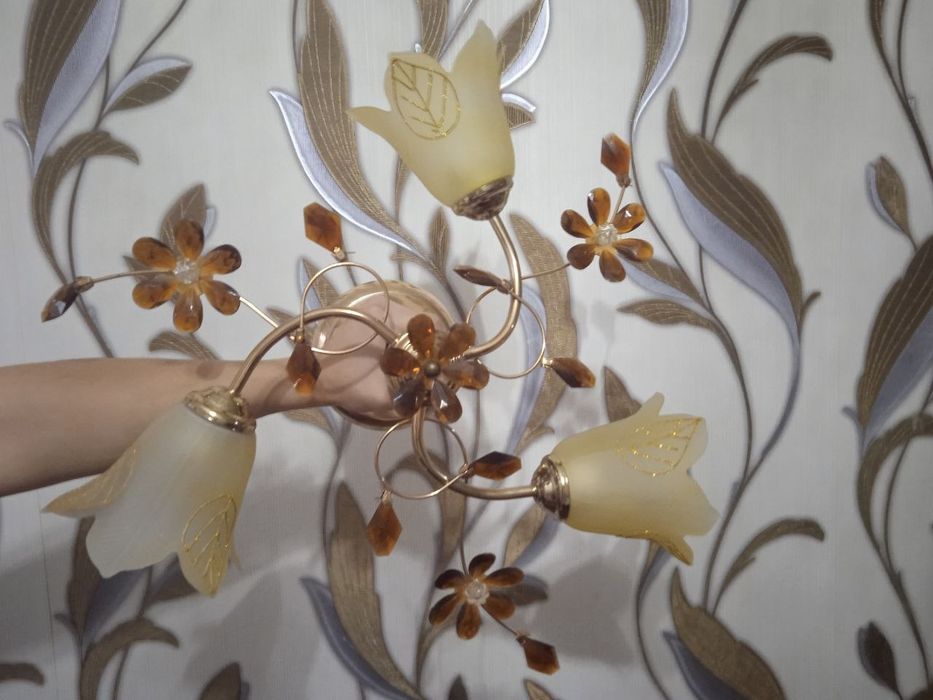 Продам люстру,подходит для квартир с низкими потолками не дорого