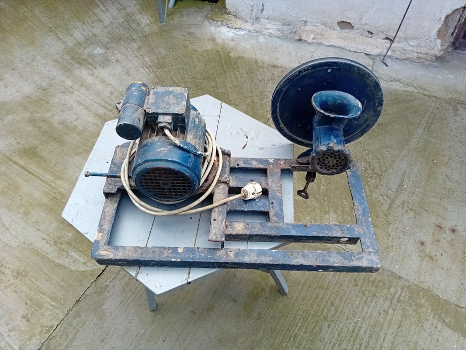 Vând mașină de tocat carne și masina de umplut cârnați