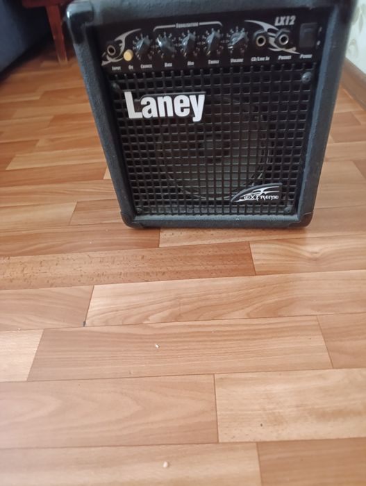 Продам комбо усилитель laney lx12