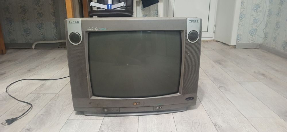 Отдам бесплатно старый телевизор и DVD