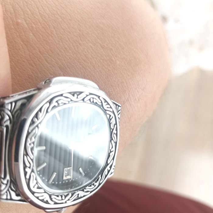 Мъжки ръчен часовник с орнаменти и метален корпус