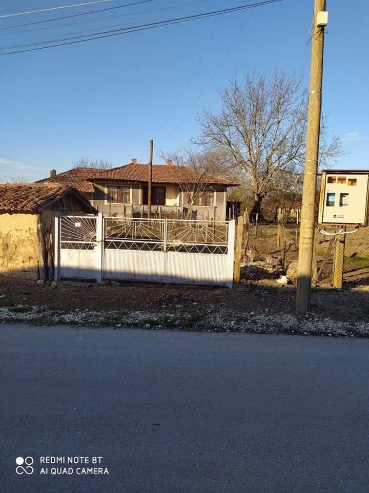 Прекрасна къща с двор! До Главен път