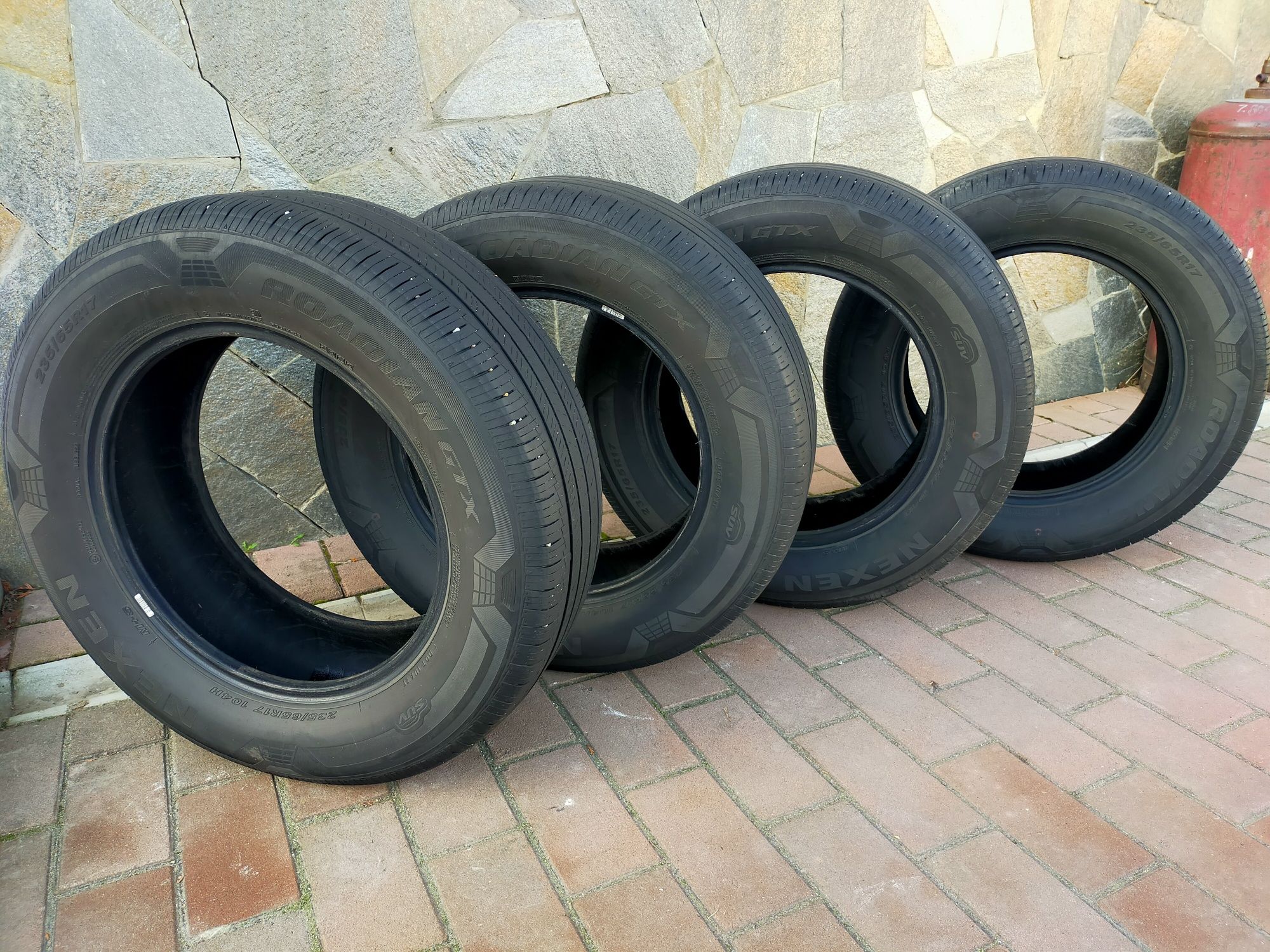 Продам шины Nexen 235/65/r17