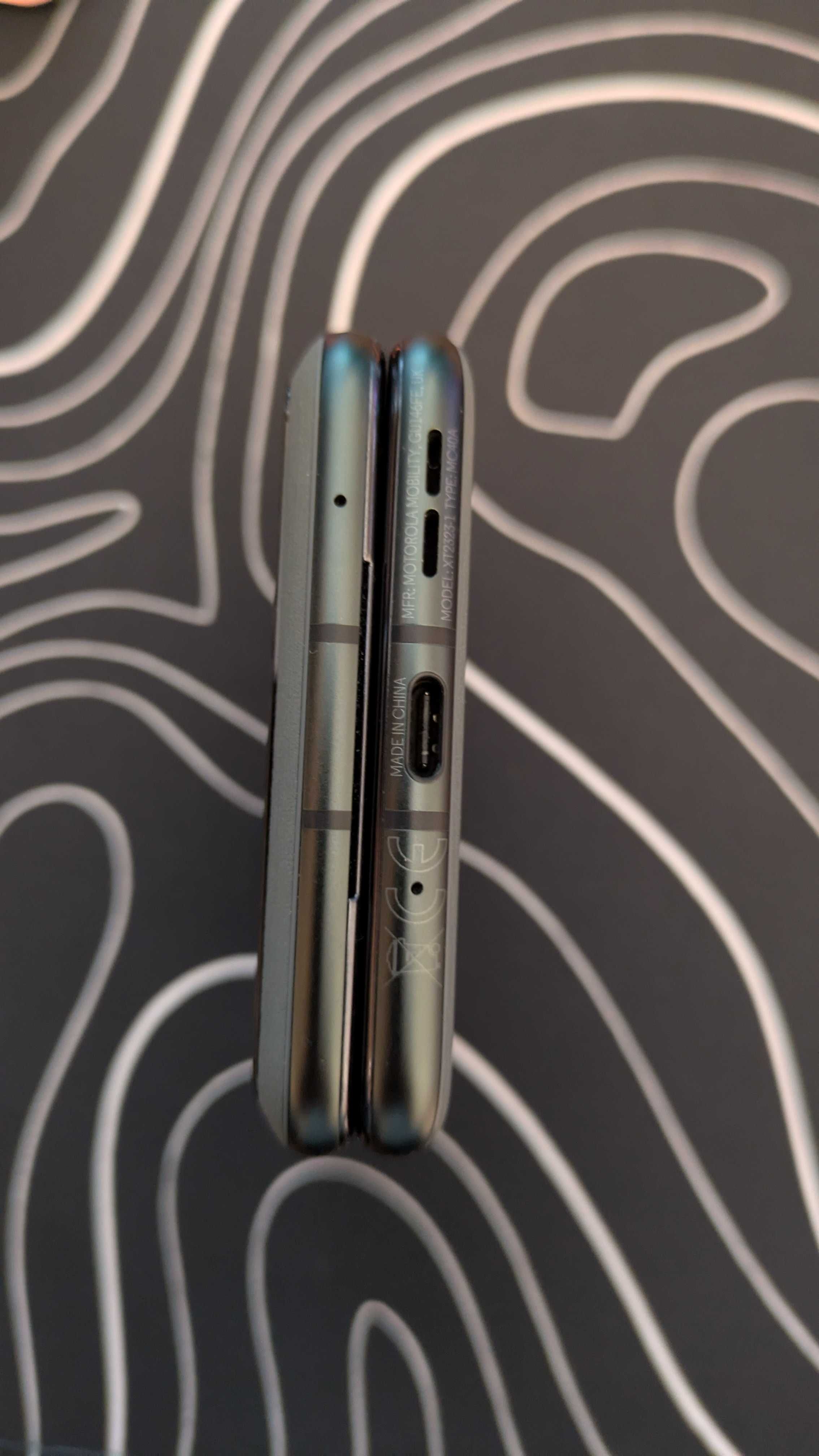 Продавам Motorola RAZR 40