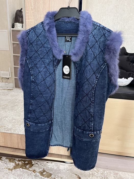 Джинсовая жилетка с этикеткой