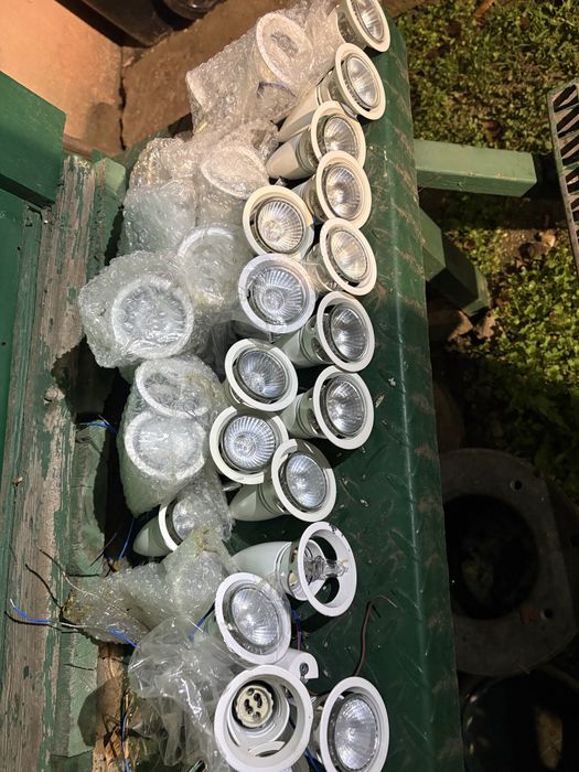 Spot luminos cu bec nefolosit 35 buc