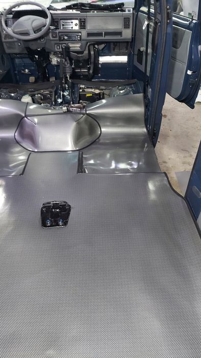 Damas saloniga lenolium solish